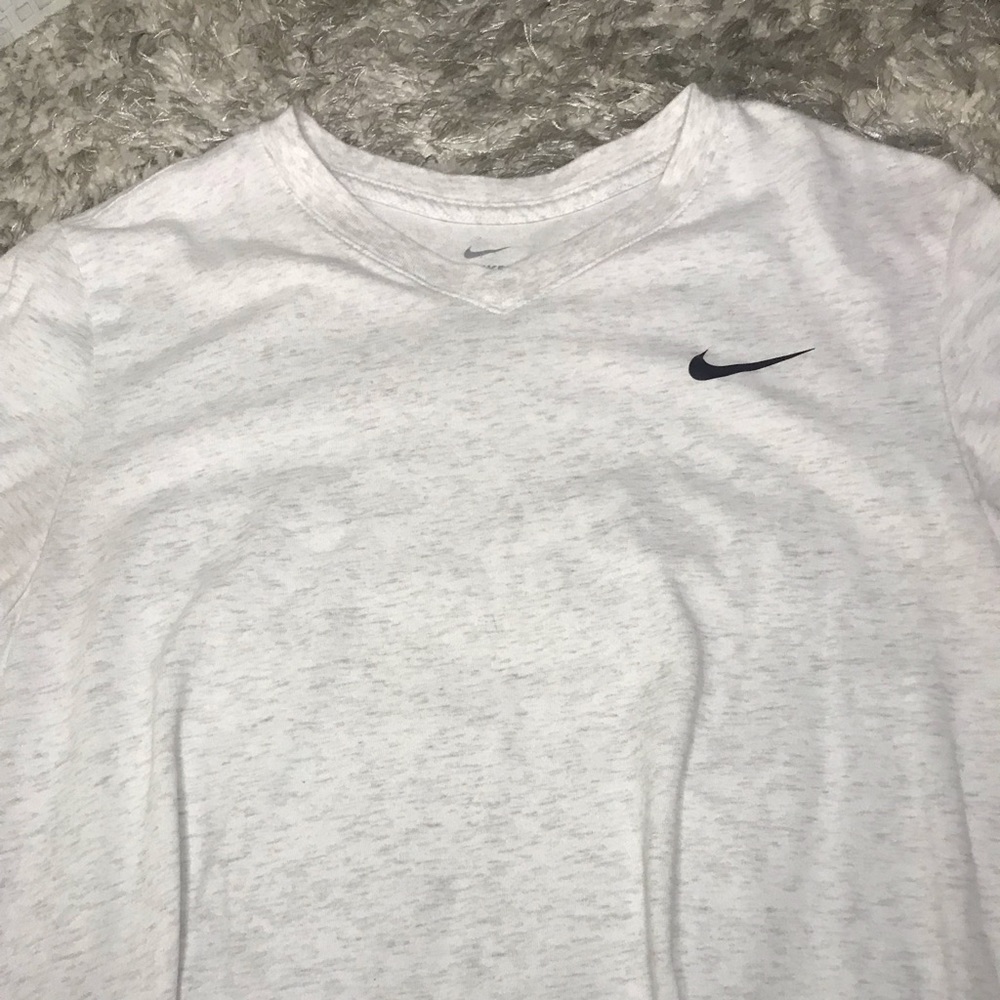 V NECK NIKE TEE✅